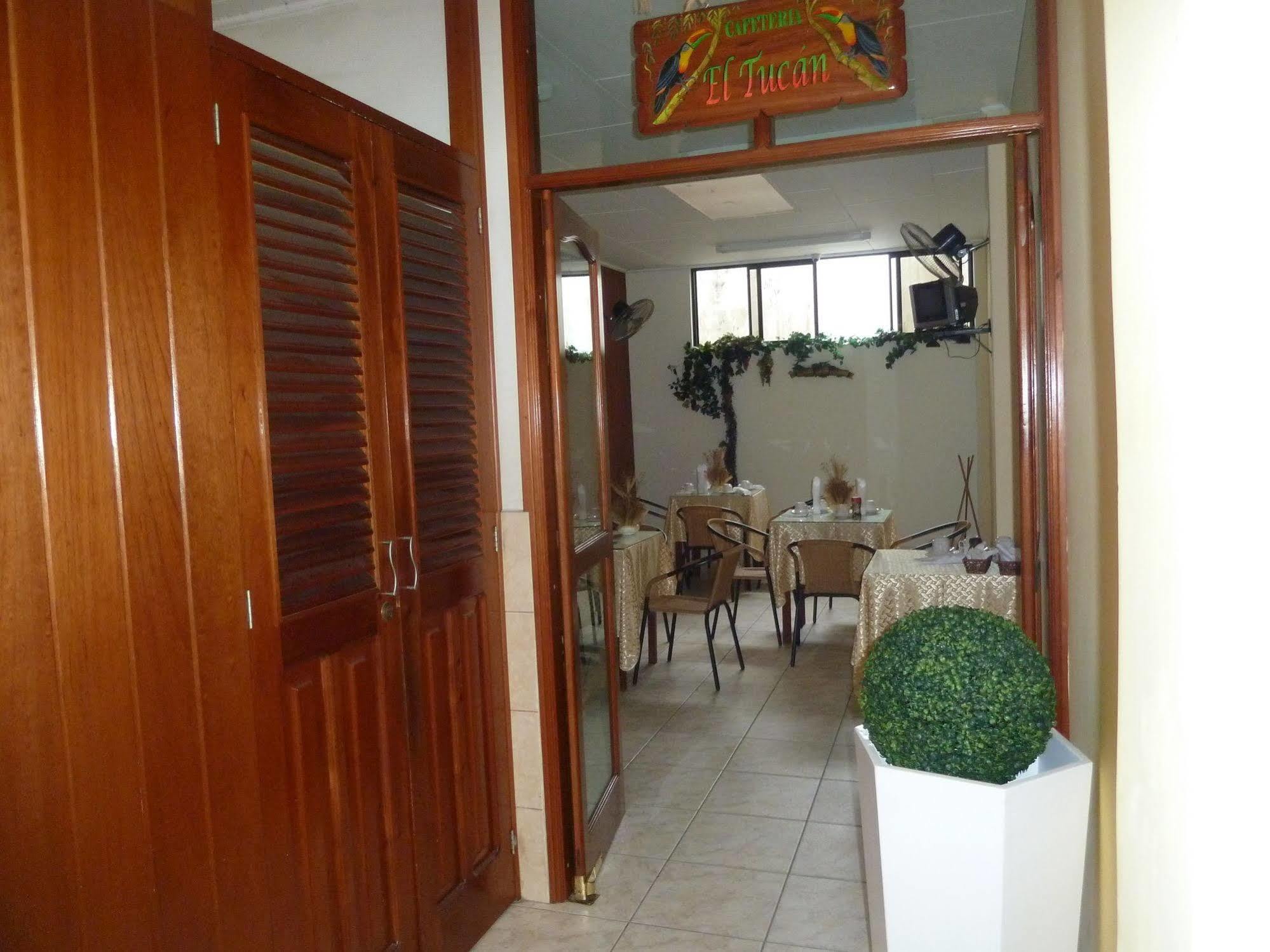 Hostal Huayruro Iquitos Eksteriør bilde